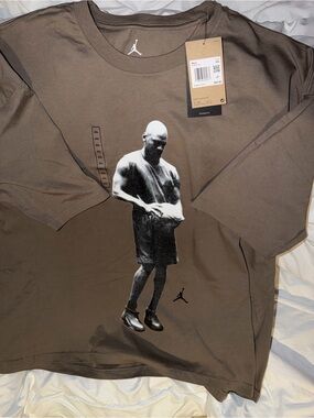 Nike Men’s Brown Graphic Short-Sleeve T-Shirt with Black/White Figure